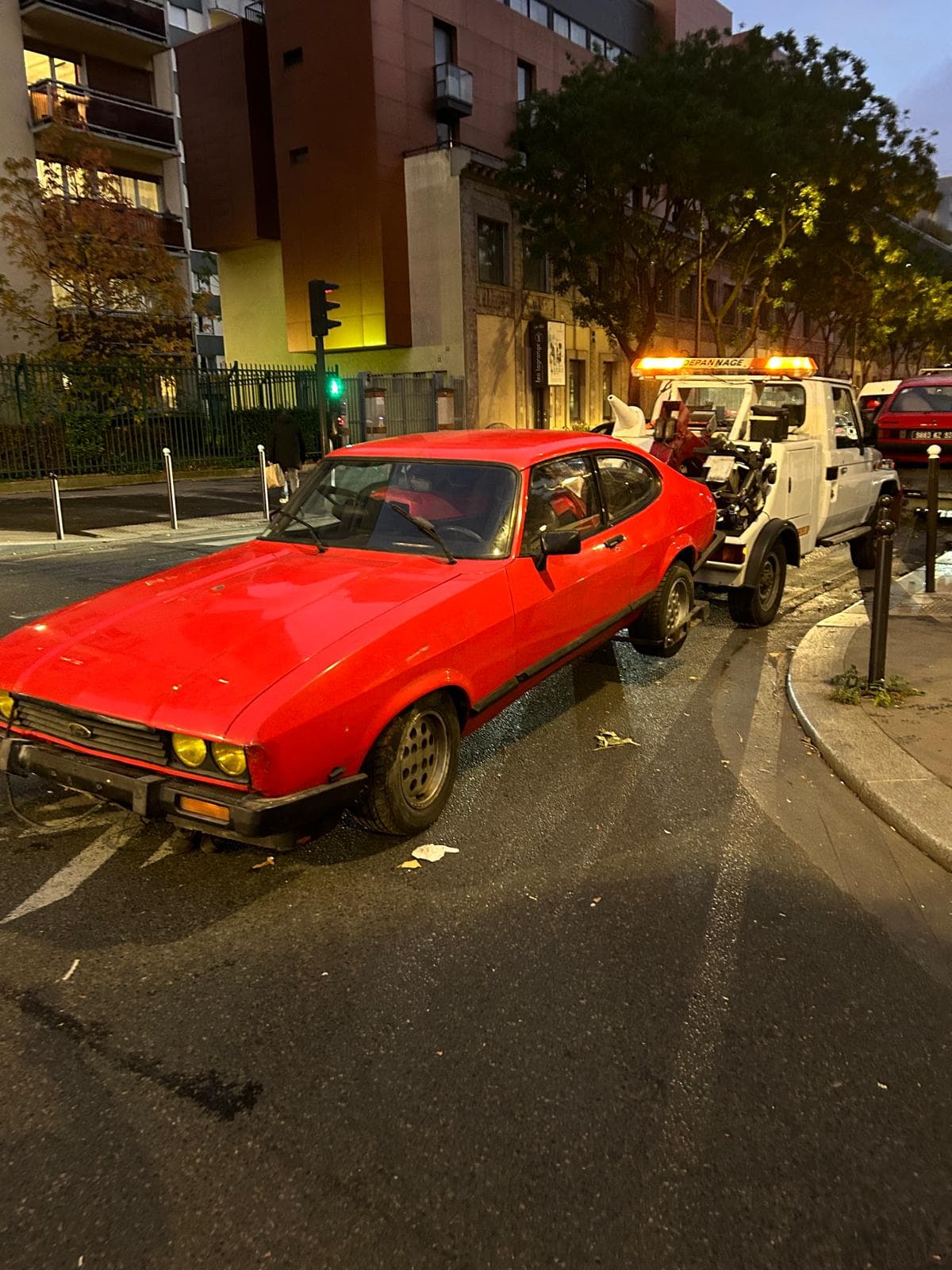 Voiture hors d'usage prise en charge par une dépanneuse dans une rue